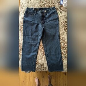 Women's tummy skimming capris